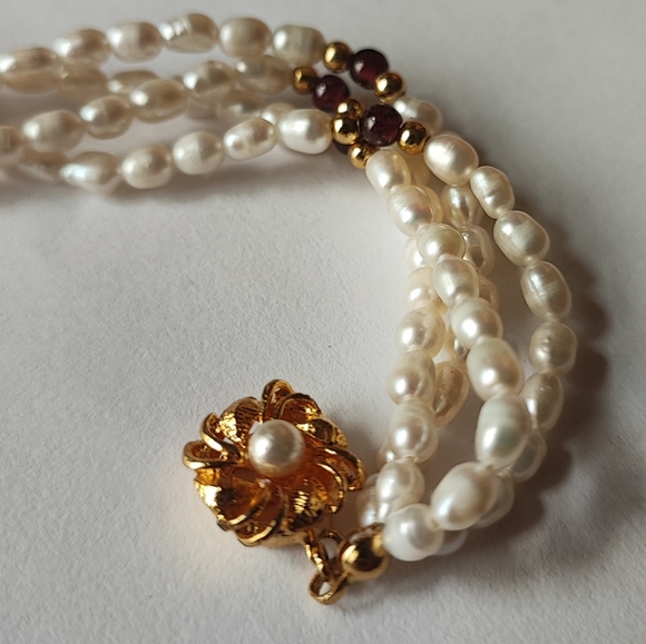 Pair of Gritty Cultered Pearl Bracelets Garnets Gold Tone Fancy Clasp EUC Pearls - Picture 6 of 12